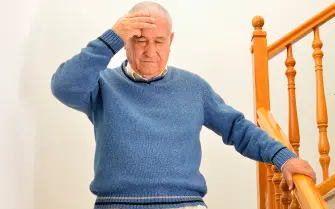Persona anziana utilizza un montascale per salire le scale senza affanno.