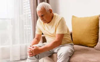 Montascale a poltroncina per artrosi alle gambe