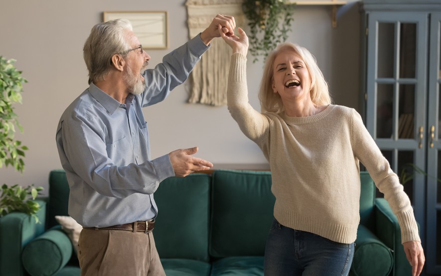 Immagine : uomo e donna che ballano felici. Ballo per Anziani: i consigliati dopo i 70 anni e i benefici