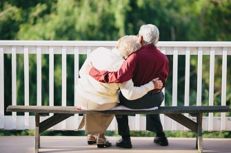Persona anziana innamorata a 70 anni
