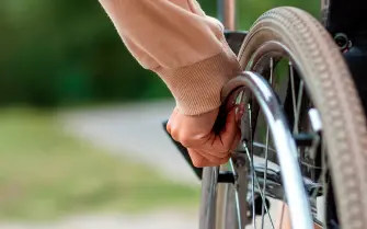 Persona con disabilità utilizza un montascale per migliorare la propria autonomia.