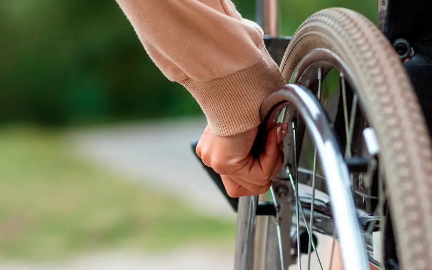 Persona con disabilità utilizza un montascale per migliorare la propria autonomia. Persona con disabilità utilizza un montascale per migliorare la propria autonomia.