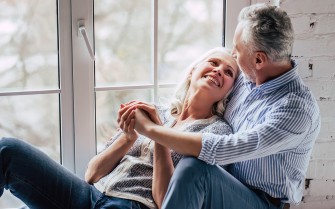 Donna e uomo anziano che sorridono nella propria casa. Nell’articolo parliamo dell’importanza di modificare l’abitazione per renderla funzionale alle nostre nuove esigenze.