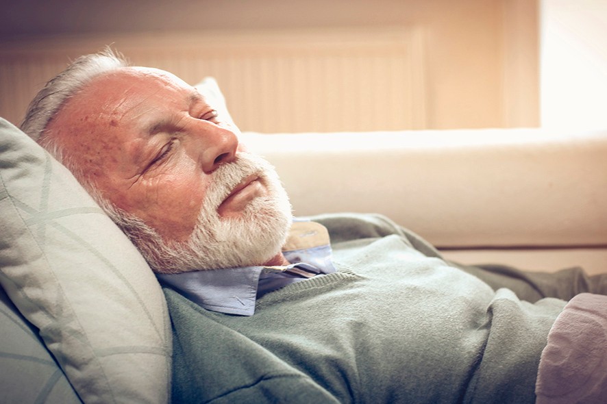 Uomo anziano che dorme dopo aver preso la melatonina: nell’articolo parleremo dei benefici e controindicazioni dopo i 65 anni
