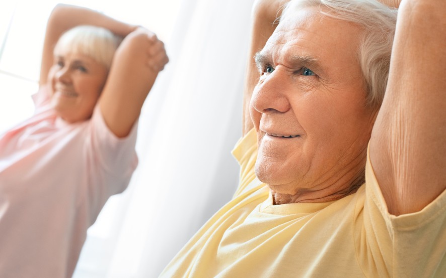persone anziane che eseguono esercizi per le spalle persone anziane che eseguono esercizi per le spalle