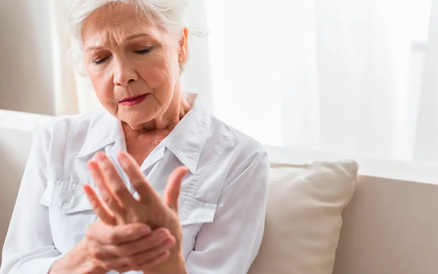 Le mani gonfie possono rappresentare un vero problema perché diminuisce la nostra capacità di afferrare gli oggetti o il corrimano quando saliamo le scale. Le mani gonfie possono rappresentare un vero problema perché diminuisce la nostra capacità di afferrare gli oggetti o il corrimano quando saliamo le scale.