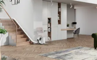 Confronto tra montascale e miniascensore per disabili in un contesto domestico.