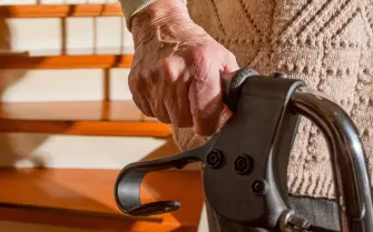 Montascale fisso con poltroncina installato su una scala