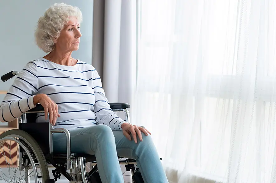 Montascale per disabili installato su scala interna in casa Montascale per disabili installato su scala interna in casa