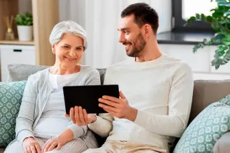 cos’è una pedana montascale per anziani: i modelli TK Home Solutions per scale dritte e curve