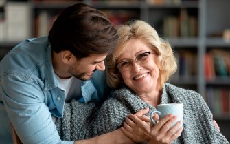 Familiare o badante che si prende cura una persona anziana