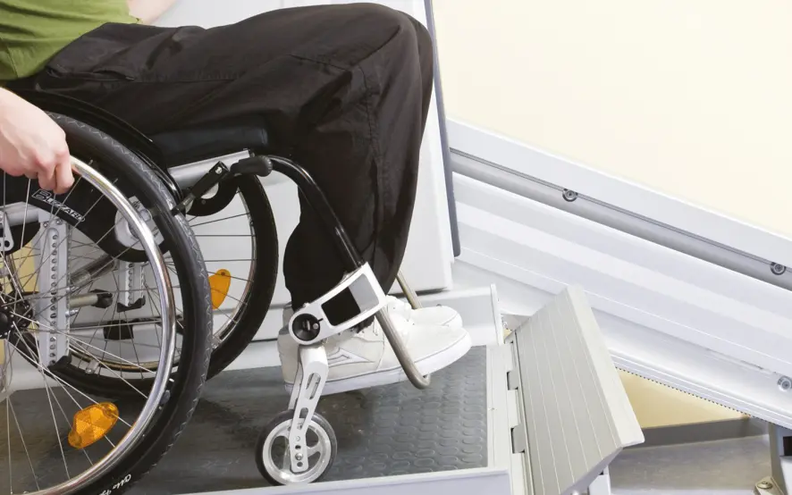 Servoscala a piattaforma TK Home Solutions su scala curva