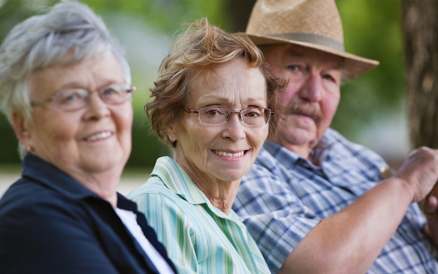 persone anziane che vivono al sicuro l’estate seguendo i suggerimenti conto le ondate di calore