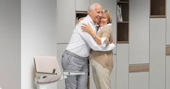 L’articolo parla delle tecnologie assistive che possono essere utili dopo i 75 anni perché aiutano a gestire i cambiamenti fisici e cognitivi legati all'invecchiamento.